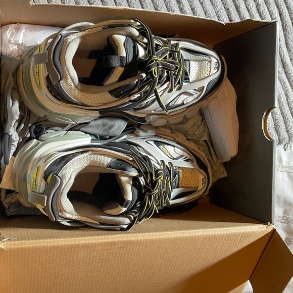 Balencegia Sneakers - Picture 3 of 5